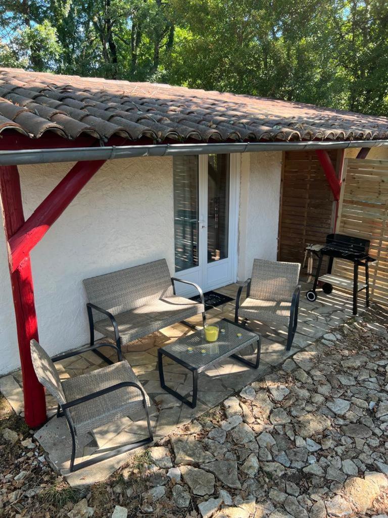 Holiday home 3-gite 4 Personnes Avec Piscine Saint-Aubin-de-Nabirat